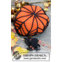 Creepy Candy by DROPS Design - Dekoracja na Halloween - Koszyk z Pajęczyną i Pająkiem Wzór na Szydełko 12x6cm