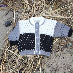 Mayflower Babytrøje med Lus - Bluse Strikkeopskrift str. 1 mdr - 4 år