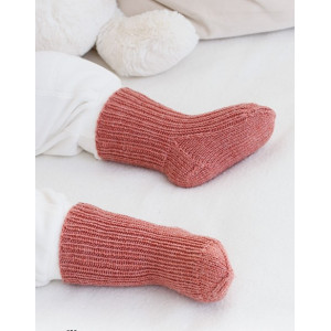 Rosy Cheeks Socks by DROPS Design - skarpetki dziecięce wzór na drutach rozmiar 0/1 miesiąc - 3/4 lata