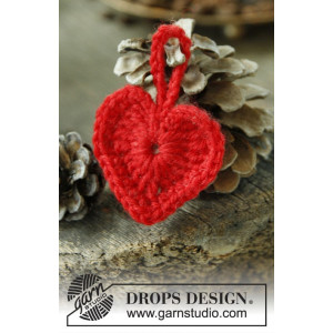 Heart of the Season by DROPS Design - Zawieszka Świąteczna-Serce Wzór na Szydełko 5 cm - 25 szt.